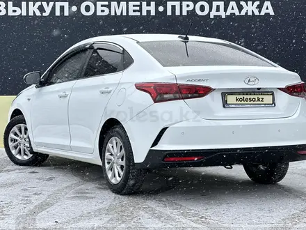 Hyundai Accent 2021 года за 8 890 000 тг. в Актобе – фото 2