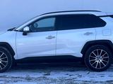 Toyota RAV4 2020 года за 15 480 000 тг. в Уральск – фото 3