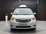 Toyota Sienna 2015 года за 15 500 000 тг. в Актобе – фото 2