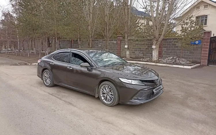 Toyota Camry 2018 года за 14 500 000 тг. в Астана