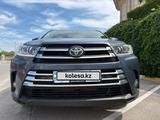 Toyota Highlander 2018 года за 16 500 000 тг. в Актау – фото 2