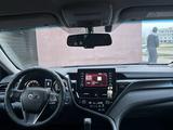 Toyota Camry 2021 года за 14 200 000 тг. в Актобе – фото 5