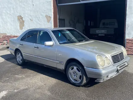 Mercedes-Benz E 230 1997 года за 2 000 000 тг. в Караганда – фото 2