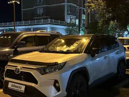 Toyota RAV4 2021 года за 19 000 000 тг. в Атырау – фото 2