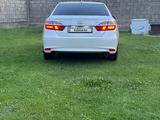 Toyota Camry 2015 года за 13 200 000 тг. в Тараз – фото 2