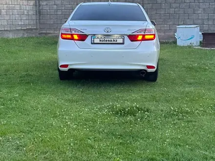 Toyota Camry 2015 года за 13 200 000 тг. в Тараз – фото 2