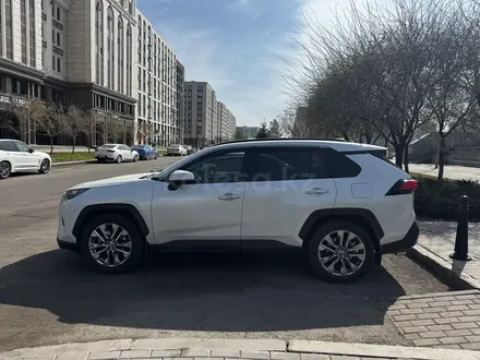 Toyota RAV4 2022 года за 18 800 000 тг. в Астана – фото 3