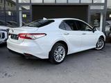 Toyota Camry 2020 года за 14 800 000 тг. в Шымкент – фото 4