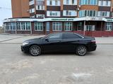 Toyota Camry 2015 года за 6 000 000 тг. в Актобе – фото 2