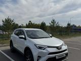 Toyota RAV4 2018 года за 11 000 000 тг. в Усть-Каменогорск