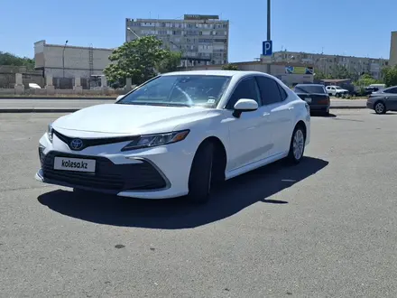 Toyota Camry 2021 года за 11 000 000 тг. в Актау – фото 2