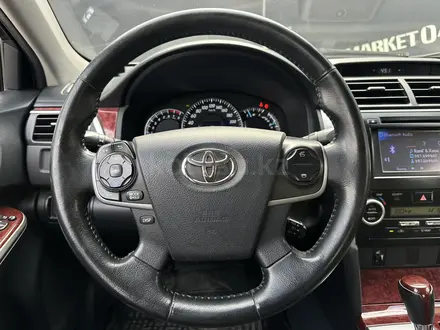 Toyota Camry 2014 года за 9 950 000 тг. в Актобе – фото 23