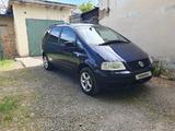 Volkswagen Sharan 2000 годаfor4 400 000 тг. в Караганда