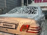 Mercedes-Benz E 200 1998 года за 1 900 000 тг. в Актобе – фото 4