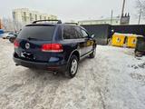 Volkswagen Touareg 2004 года за 5 800 000 тг. в Астана – фото 5