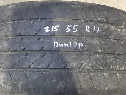 Резина летняя 215/55 r17 Dunlop одиночка за 2 000 тг. в Алматы