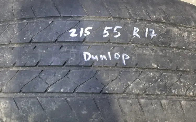 Резина летняя 215/55 r17 Dunlop одиночка за 2 000 тг. в Алматы