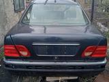Mercedes-Benz E 200 1997 года за 550 000 тг. в Караганда