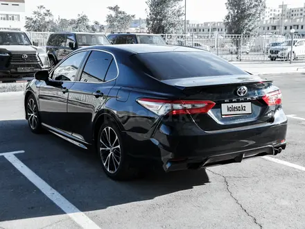 Toyota Camry 2018 года за 8 990 000 тг. в Актау – фото 8