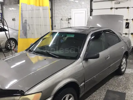 Toyota Camry 1998 года за 1 800 000 тг. в Семей – фото 2