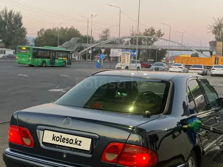 Mercedes-Benz E 320 1997 года за 2 950 000 тг. в Туркестан – фото 3