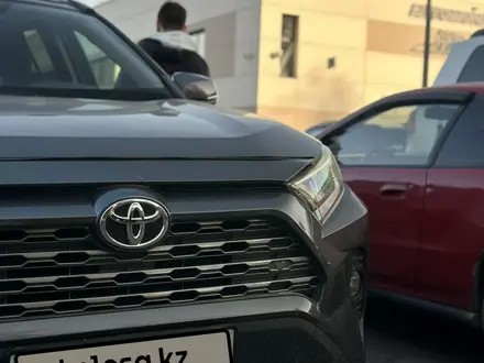 Toyota RAV4 2019 года за 12 300 000 тг. в Алматы – фото 13