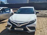 Toyota Camry 2021 года за 11 999 999 тг. в Уральск – фото 3