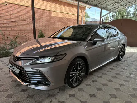 Toyota Camry 2023 года за 14 800 000 тг. в Кызылорда – фото 2