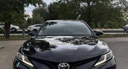 Toyota Camry 2022 года за 14 200 000 тг. в Семей