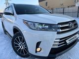 Toyota Highlander 2018 года за 22 500 000 тг. в Алматы – фото 2