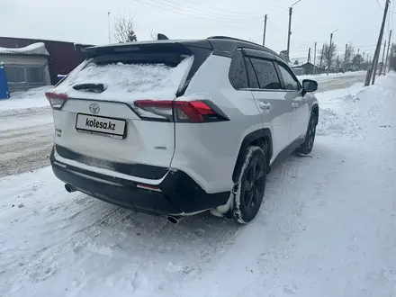 Toyota RAV4 2021 года за 17 990 000 тг. в Караганда – фото 2