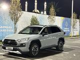 Toyota RAV4 2021 года за 18 500 000 тг. в Актобе – фото 2