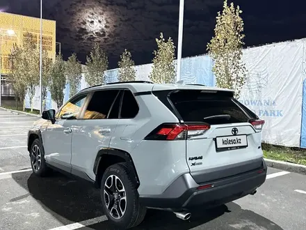 Toyota RAV4 2021 года за 18 500 000 тг. в Актобе – фото 4