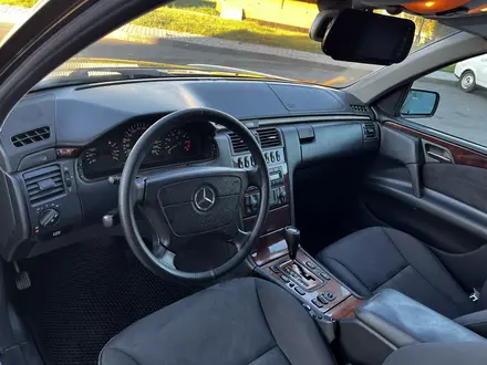 Mercedes-Benz E 280 2000 года за 4 100 000 тг. в Петропавловск – фото 17