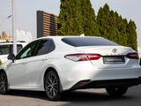 Toyota Camry 2021 года за 18 490 000 тг. в Алматы – фото 3