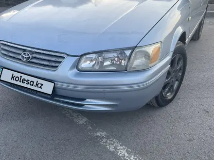 Toyota Camry 1998 года за 3 200 000 тг. в Караганда – фото 2