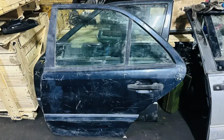 W202 задний левый дверь за 10 000 тг. в Алматы