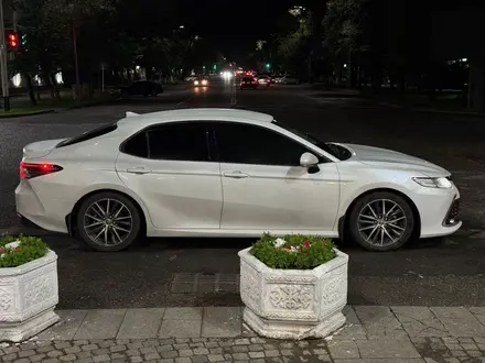 Toyota Camry 2023 года за 18 700 000 тг. в Астана – фото 4
