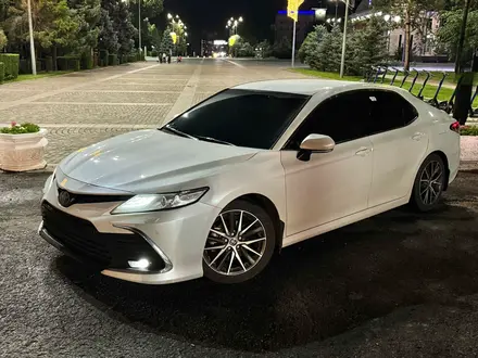 Toyota Camry 2023 года за 18 700 000 тг. в Астана – фото 2