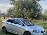 Hyundai Solaris 2012 года за 2 600 000 тг. в Атырау – фото 2