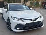 Toyota Camry 2021 года за 14 000 000 тг. в Актобе