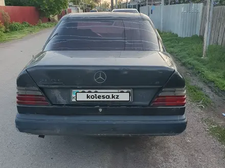 Mercedes-Benz E 200 1991 года за 950 000 тг. в Абай (Абайский р-н) – фото 10
