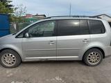 Volkswagen Touran 2006 года за 3 000 000 тг. в Караганда – фото 4