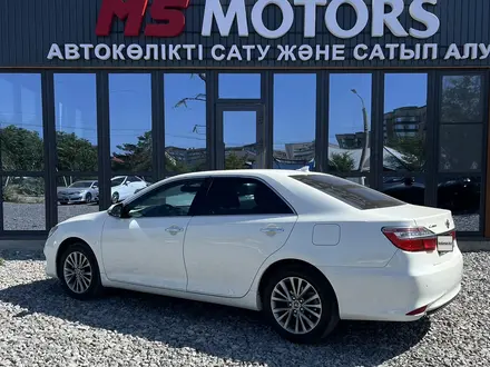 Toyota Camry 2018 года за 13 200 000 тг. в Актобе – фото 5