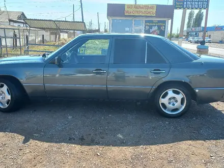 Mercedes-Benz E 220 1993 года за 1 600 000 тг. в Кулан – фото 2