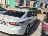 Toyota Camry 2018 года за 13 000 000 тг. в Актау – фото 2