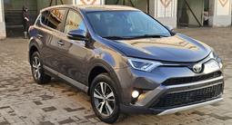 Toyota RAV4 2018 года за 9 000 000 тг. в Актобе