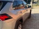 Toyota RAV4 2021 года за 10 500 000 тг. в Актобе – фото 3