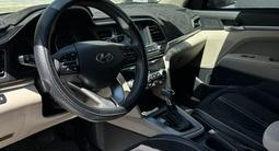 Hyundai Elantra 2019 годаfor8 700 000 тг. в Актау – фото 2