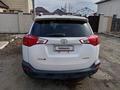 Toyota RAV4 2015 года за 7 000 000 тг. в Актобе – фото 2